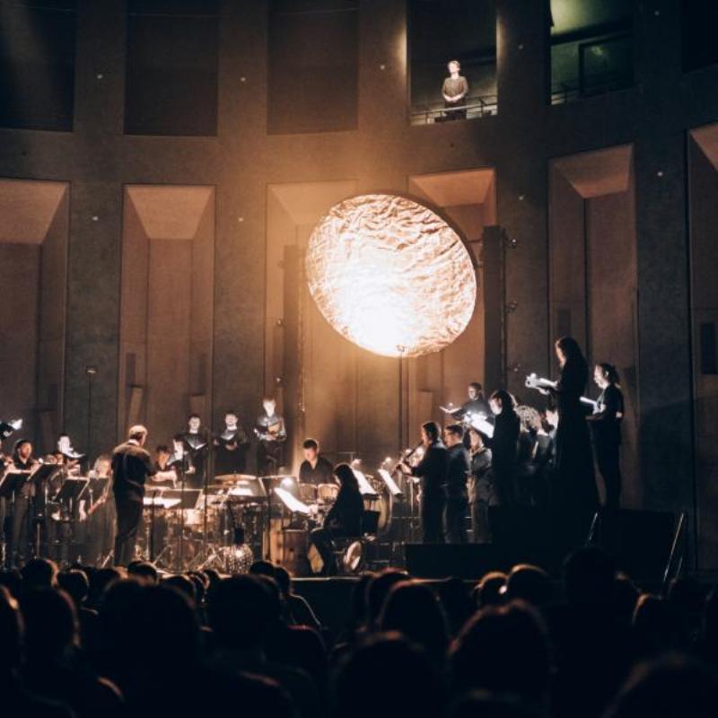 Une salle de concert historique française avec un orchestre interprétant de la musique romantique apaisante